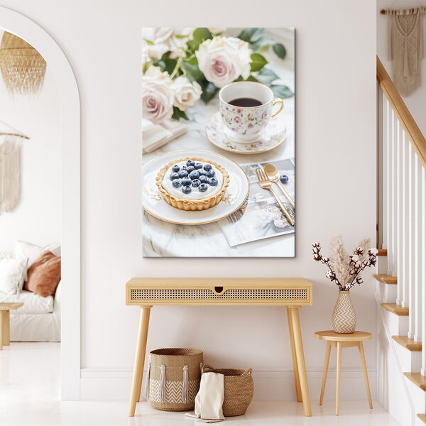 Dessert op een bord met een kopje koffie en bloemen Dessert op een bord met een kopje koffie en bloemen