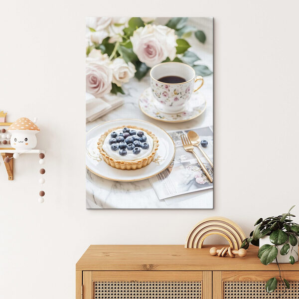 Dessert op een bord met een kopje koffie en bloemen Dessert op een bord met een kopje koffie en bloemen