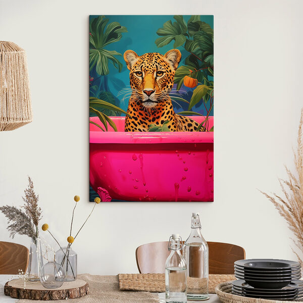 Cheetah in een roze bad met planten Cheetah in een roze bad met planten