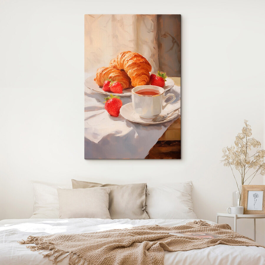 Croissant en aardbeien op een bord Croissant en aardbeien op een bord