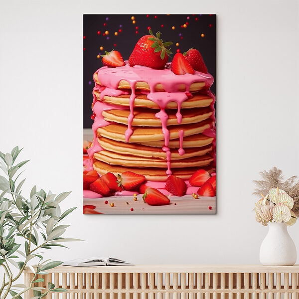Stapel pannenkoeken met roze glazuur en aardbeien Stapel pannenkoeken met roze glazuur en aardbeien
