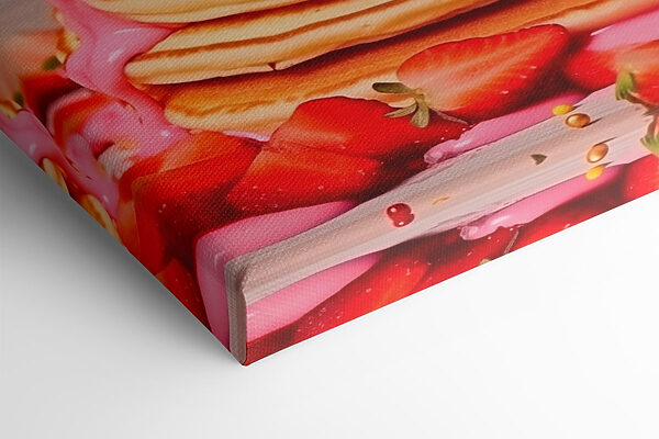 Stapel pannenkoeken met roze glazuur en aardbeien Stapel pannenkoeken met roze glazuur en aardbeien