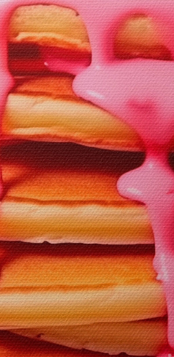 Stapel pannenkoeken met roze glazuur en aardbeien Stapel pannenkoeken met roze glazuur en aardbeien