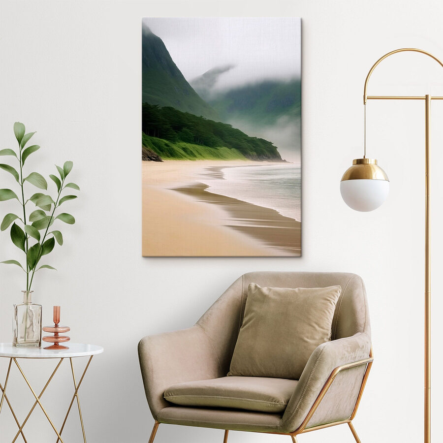 Strand met bomen en bergen