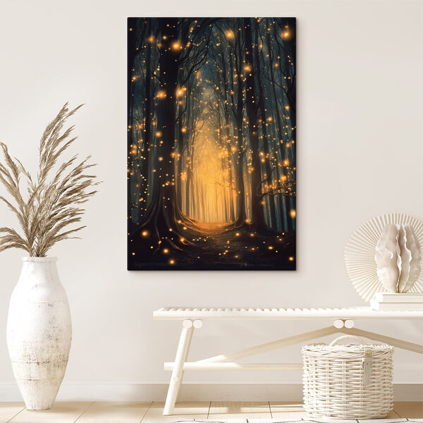 Pad door een bos met veel bomen met lichtjes Pad door een bos met veel bomen met lichtjes
