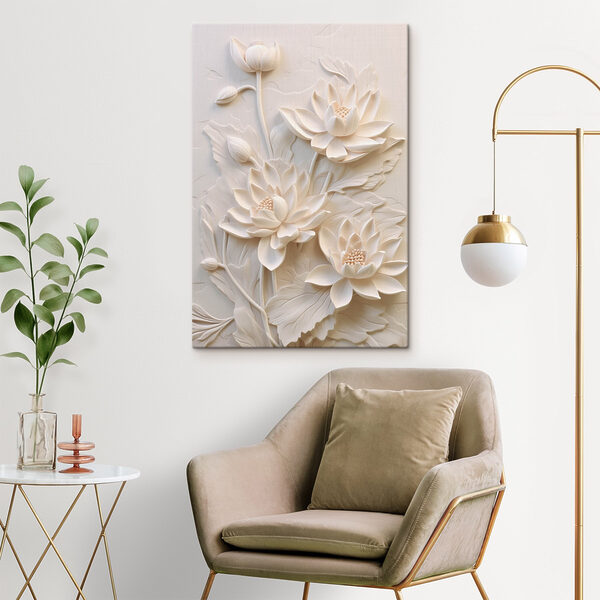 Snijwerk van witte bloemen op een muur Snijwerk van witte bloemen op een muur