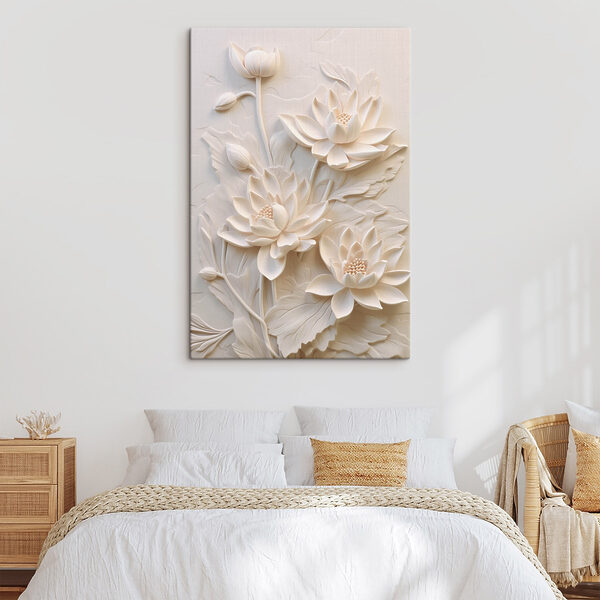 Snijwerk van witte bloemen op een muur Snijwerk van witte bloemen op een muur