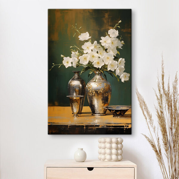Vaas met witte bloemen en een schaal Vaas met witte bloemen en een schaal