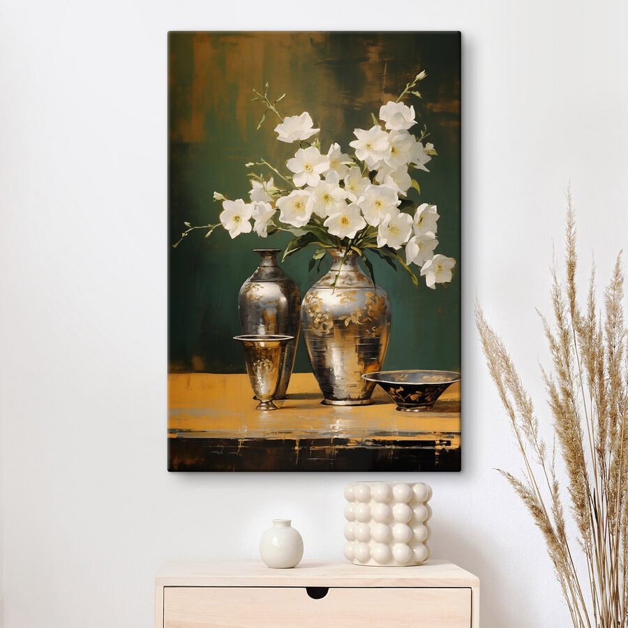 Vaas met witte bloemen en een schaal