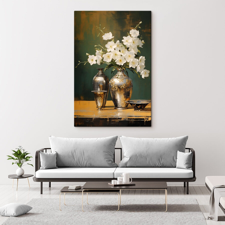 Vaas met witte bloemen en een schaal