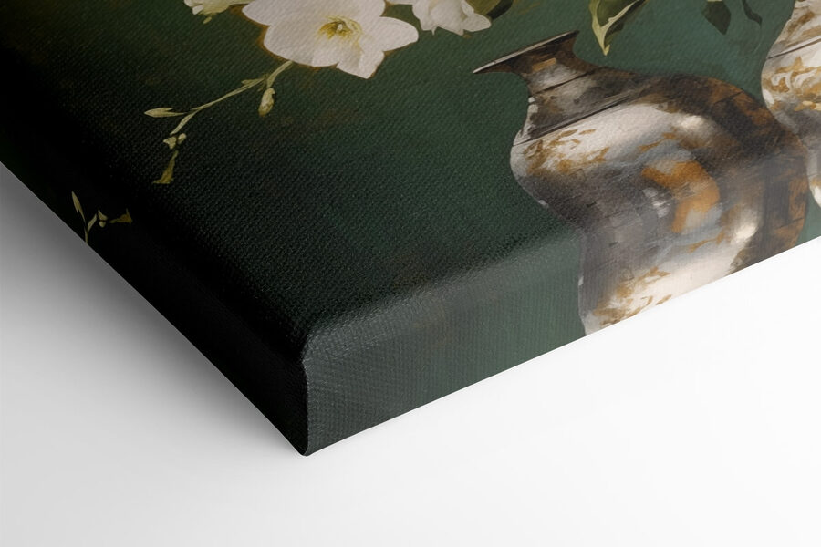 Vaas met witte bloemen en een schaal
