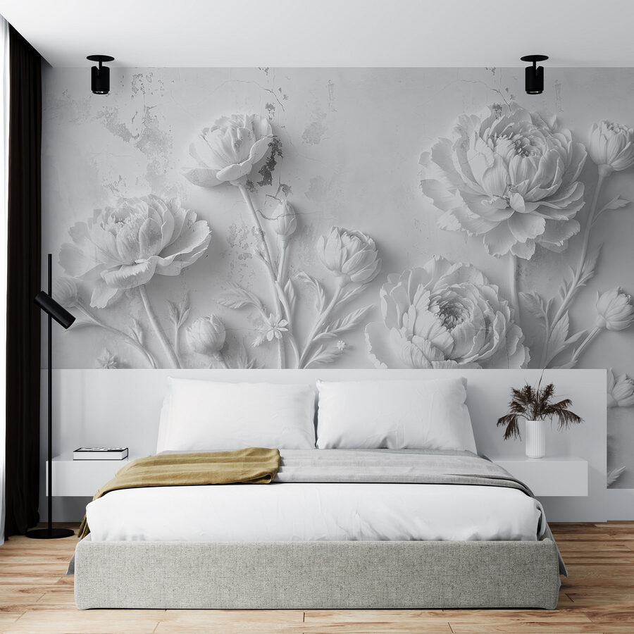 Snijwerk van witte bloemen op een muur