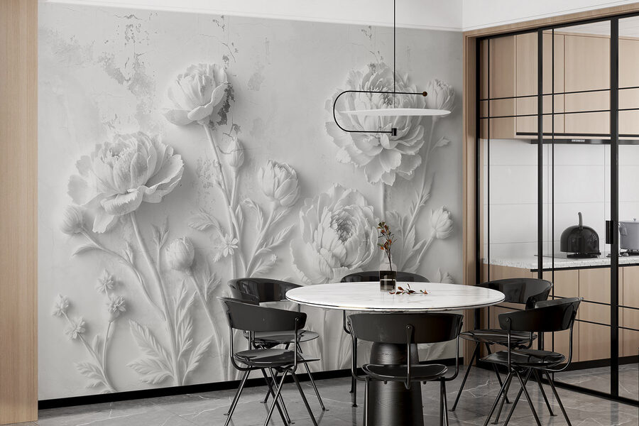 Snijwerk van witte bloemen op een muur