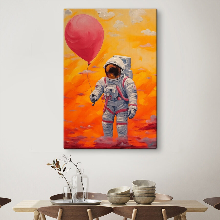 Een astronaut houdt een ballon vast