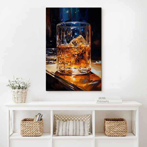 Glas amberkleurige vloeistof met ijsblokjes Glas amberkleurige vloeistof met ijsblokjes