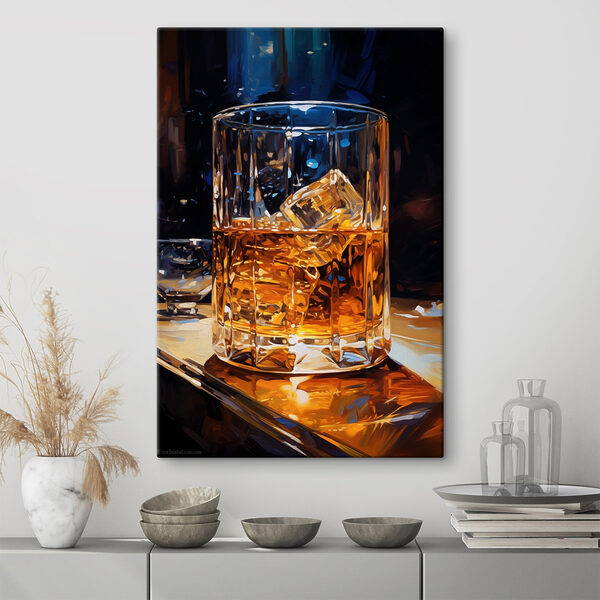 Glas amberkleurige vloeistof met ijsblokjes Glas amberkleurige vloeistof met ijsblokjes