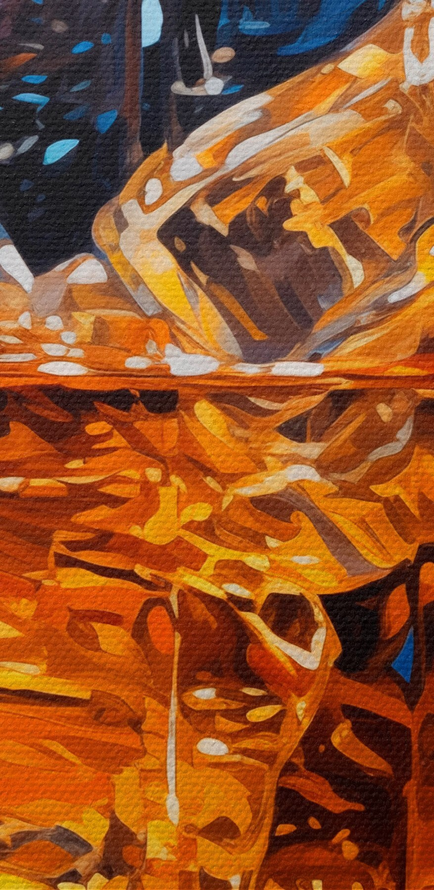 Glas amberkleurige vloeistof met ijsblokjes Glas amberkleurige vloeistof met ijsblokjes