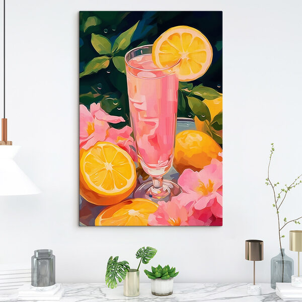 Glas roze vloeistof met citroenen en bloemen Glas roze vloeistof met citroenen en bloemen