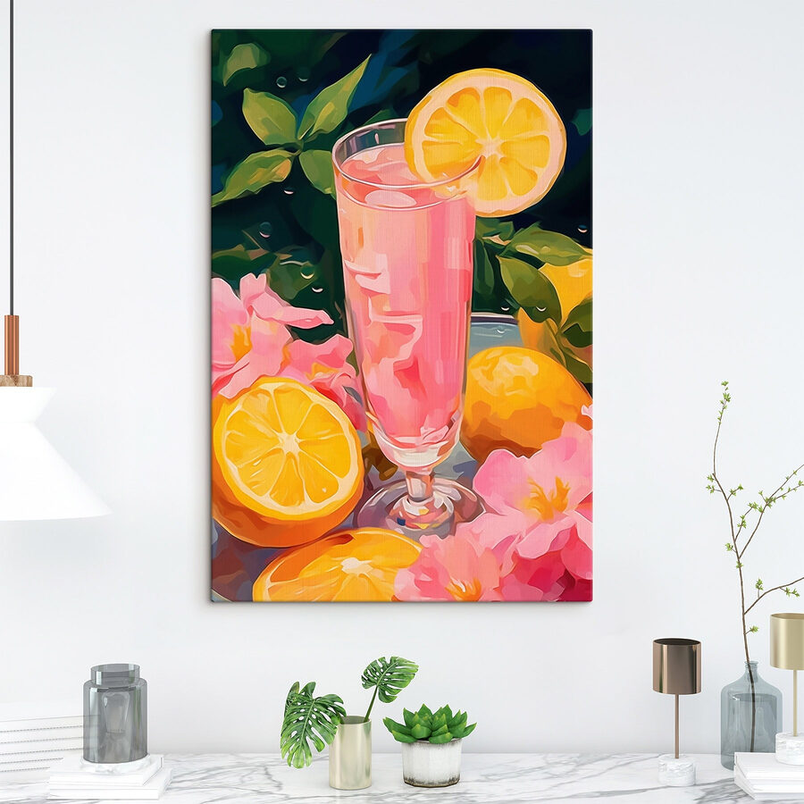 Glas roze vloeistof met citroenen en bloemen Glas roze vloeistof met citroenen en bloemen
