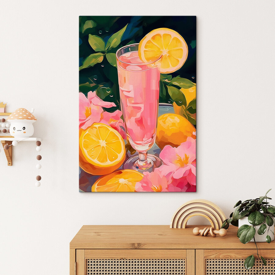Glas roze vloeistof met citroenen en bloemen Glas roze vloeistof met citroenen en bloemen