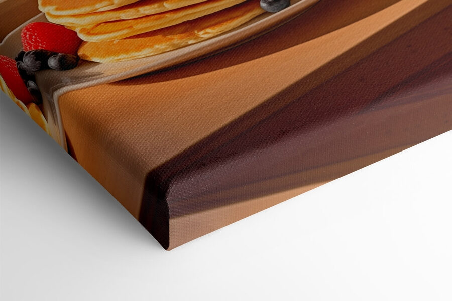 Stapel pannenkoeken met bessen en een glas sap op een tafel