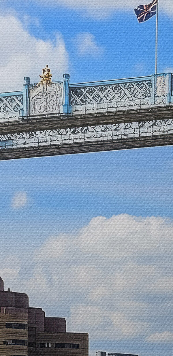Brug over water met torens en vlaggen Brug over water met torens en vlaggen