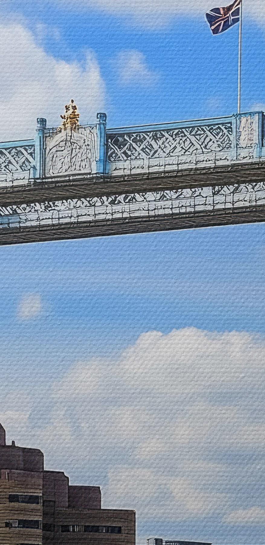 Brug over water met torens en vlaggen