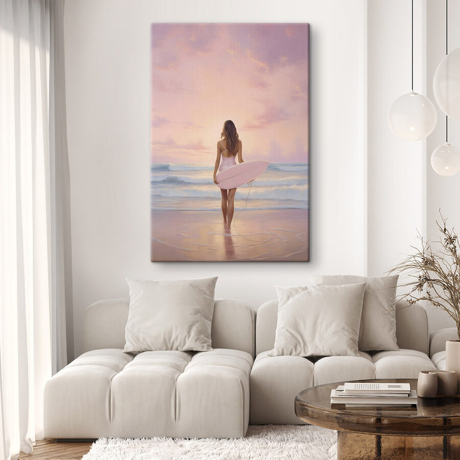 Canvas Schilderijen Vrouw in badpak met surfplank op strand
