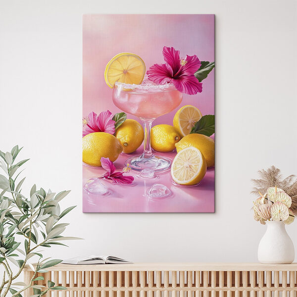 Glas met roze drank en citroenen Glas met roze drank en citroenen