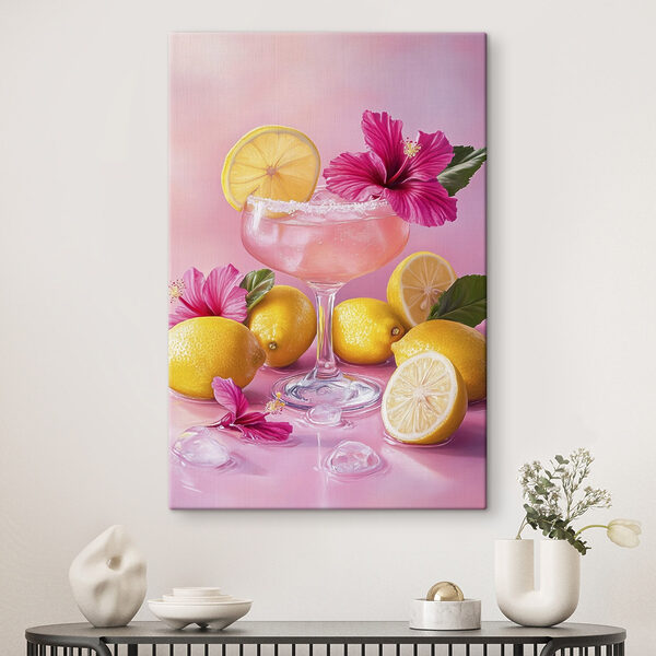 Glas met roze drank en citroenen Glas met roze drank en citroenen