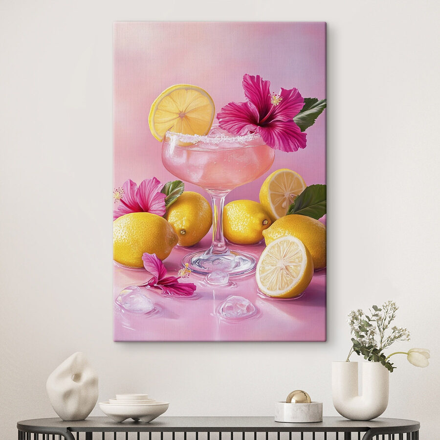 Glas met roze drank en citroenen