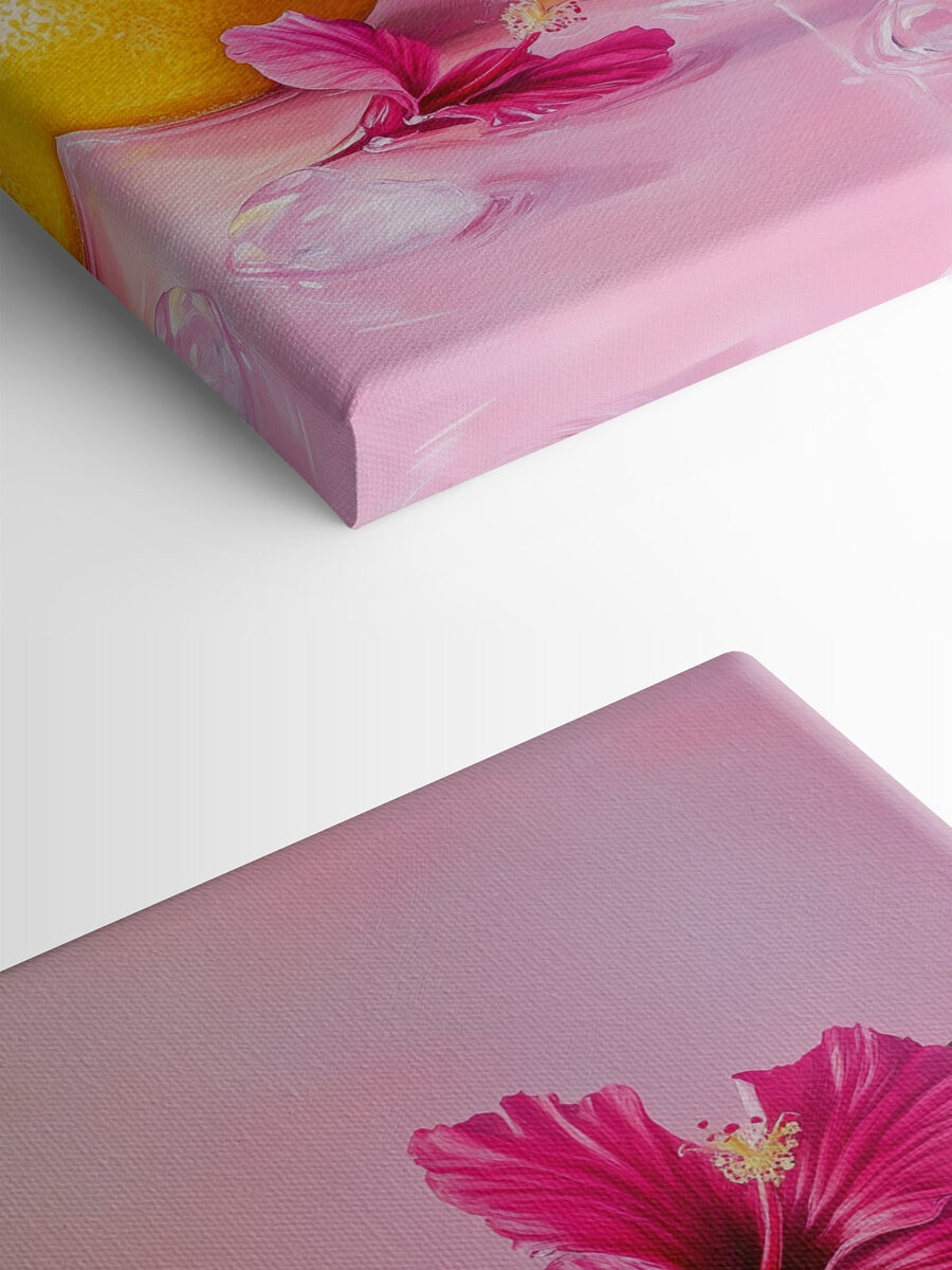 Glas met roze drank en citroenen