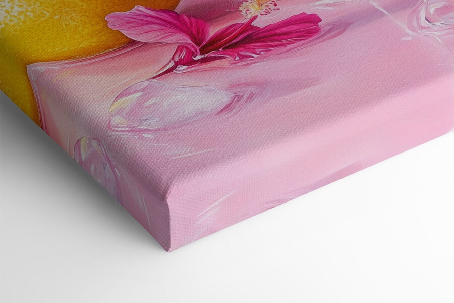 Glas met roze drank en citroenen