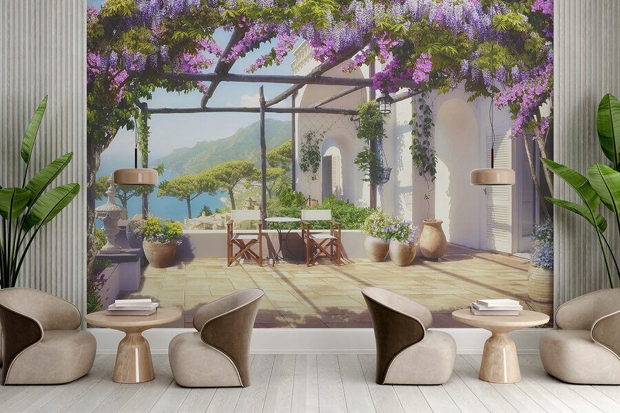 Patio met paarse bloemen en planten
