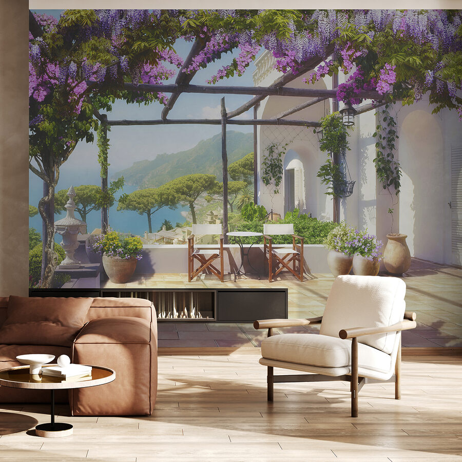 Patio met paarse bloemen en planten