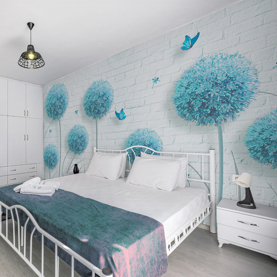 Behang met blauwe bloemen en vlinders Behang met blauwe bloemen en vlinders