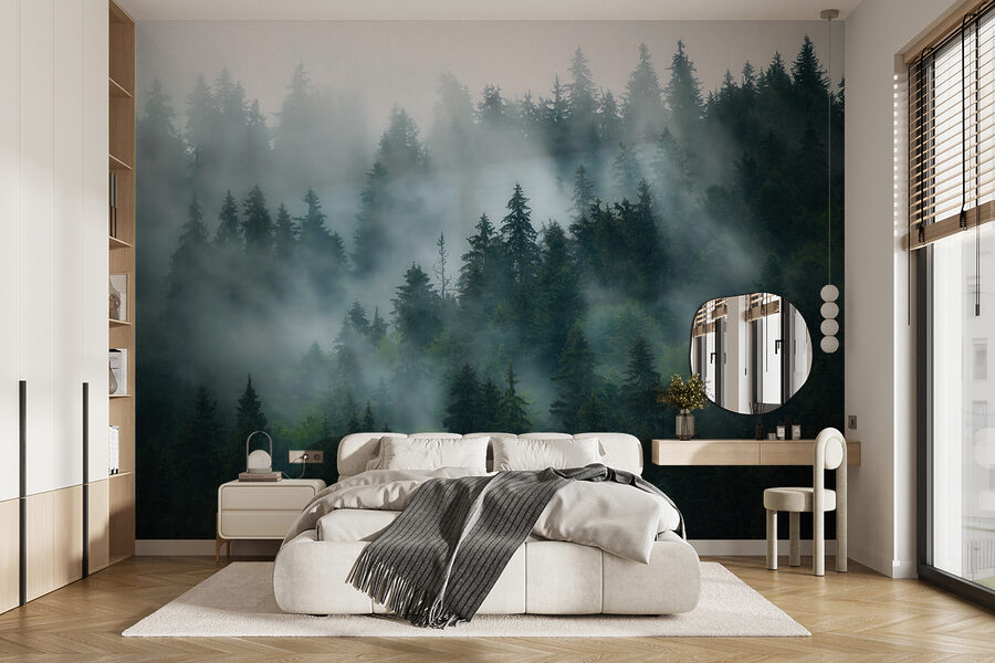 Mistig bos met bomen