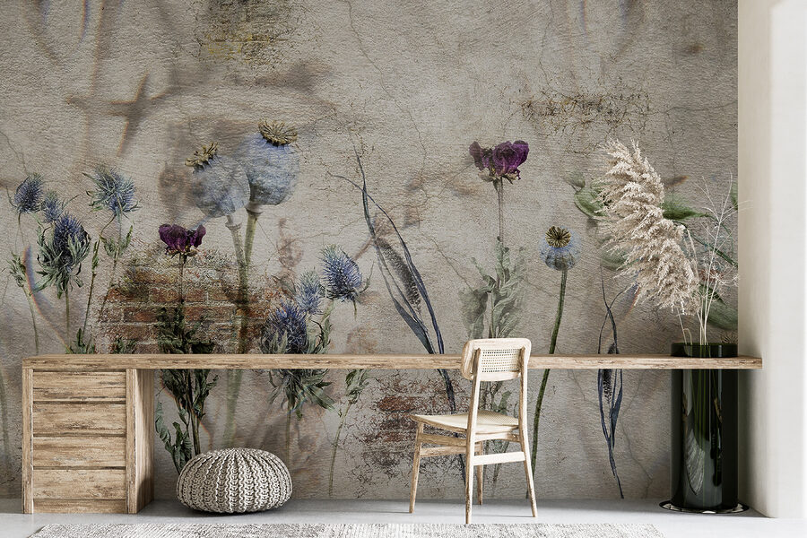 Muur met bloemen en een bakstenen muur