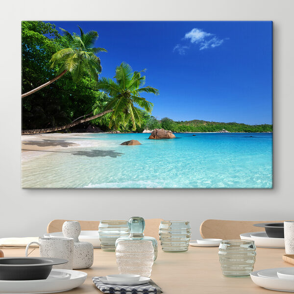 Een strand met palmbomen en blauw water Een strand met palmbomen en blauw water