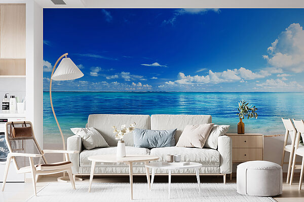 Strand met blauw water en wolken Strand met blauw water en wolken