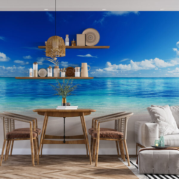 Strand met blauw water en wolken Strand met blauw water en wolken
