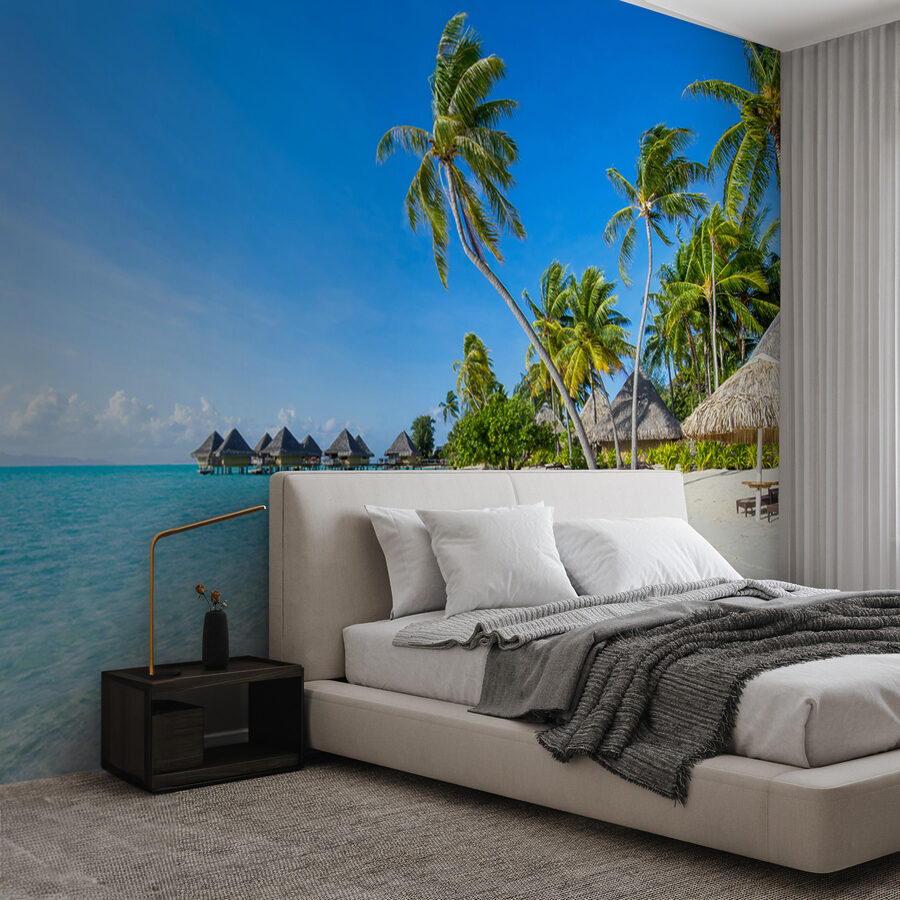 Strand met palmbomen en hutjes
