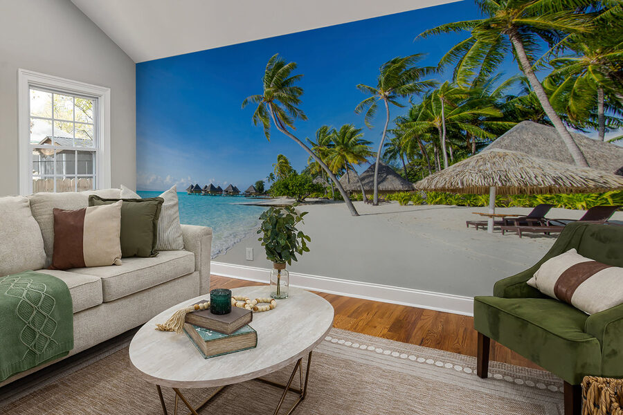 Strand met palmbomen en hutjes