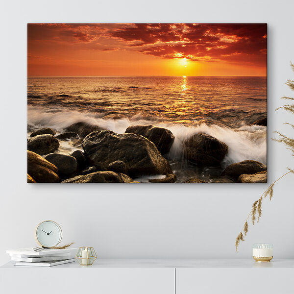 Een zonsondergang boven een rotsstrand Een zonsondergang boven een rotsstrand