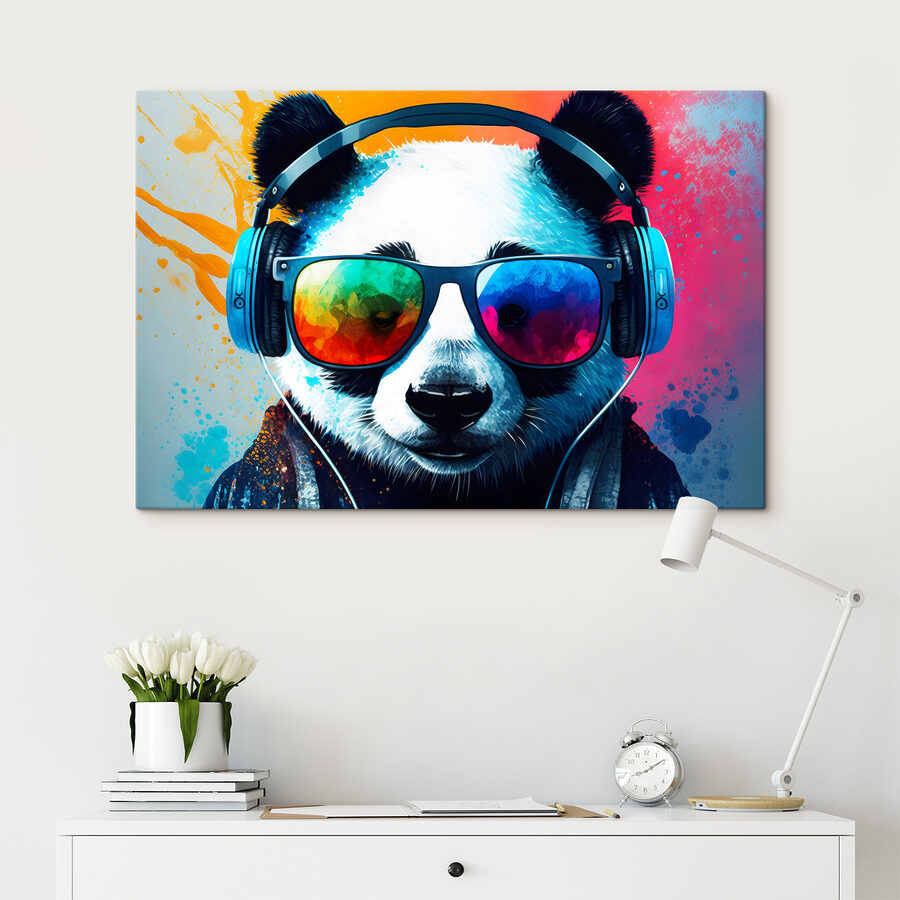 Een panda met een koptelefoon en zonnebril