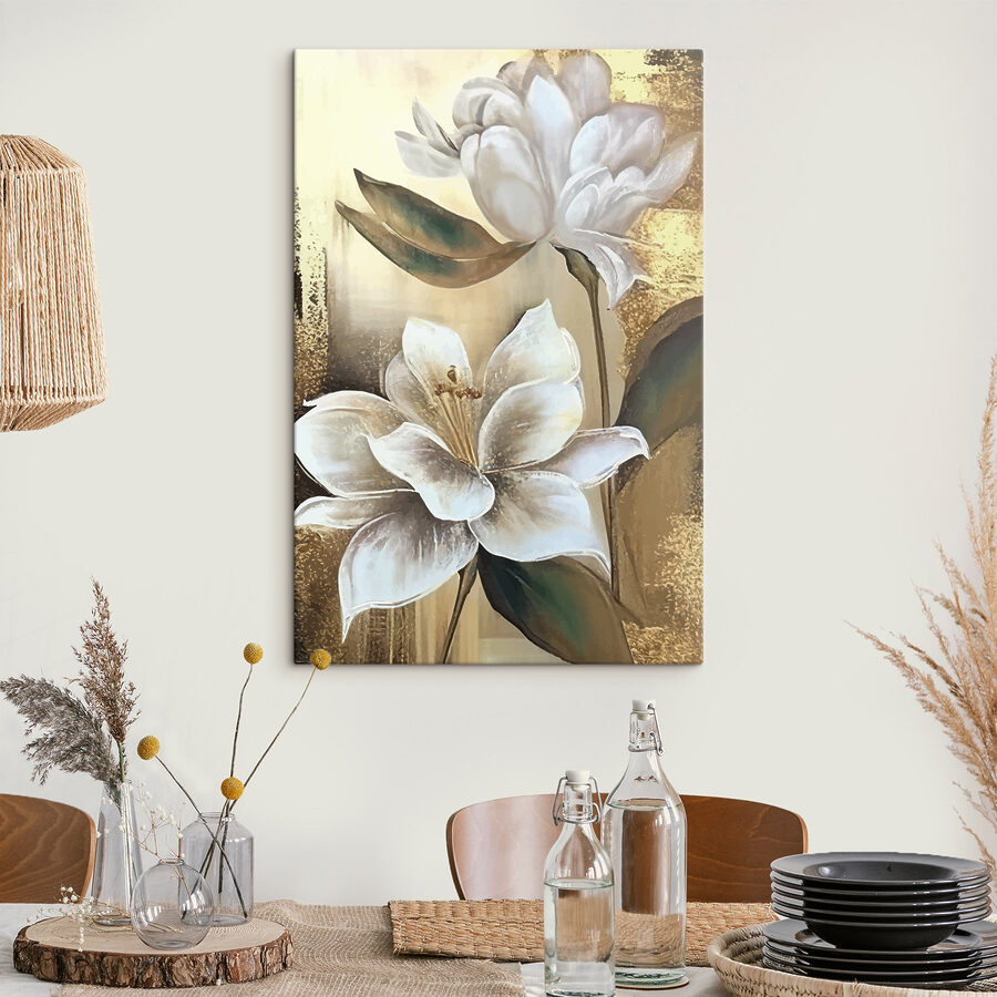 Een schilderij van bloemen op een muur