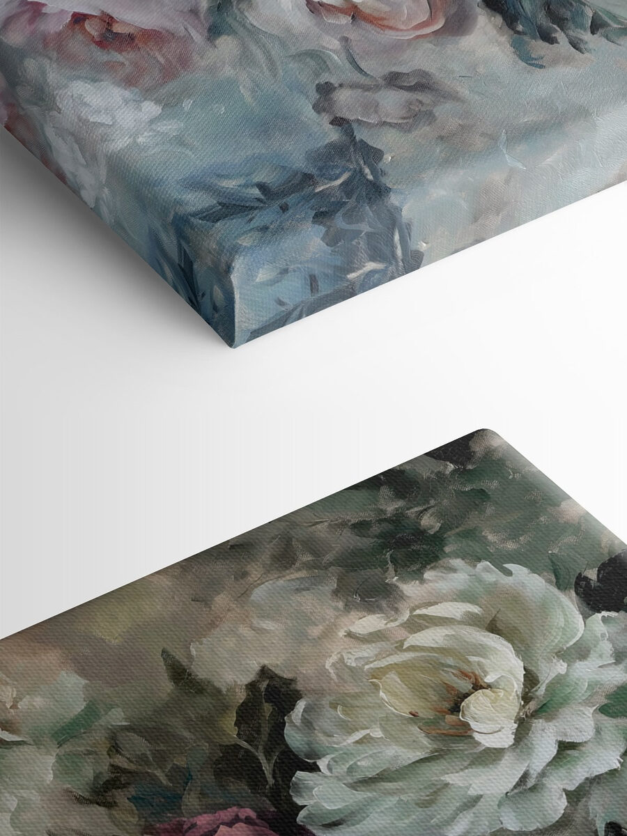 Een schilderij van bloemen op een blauwe achtergrond