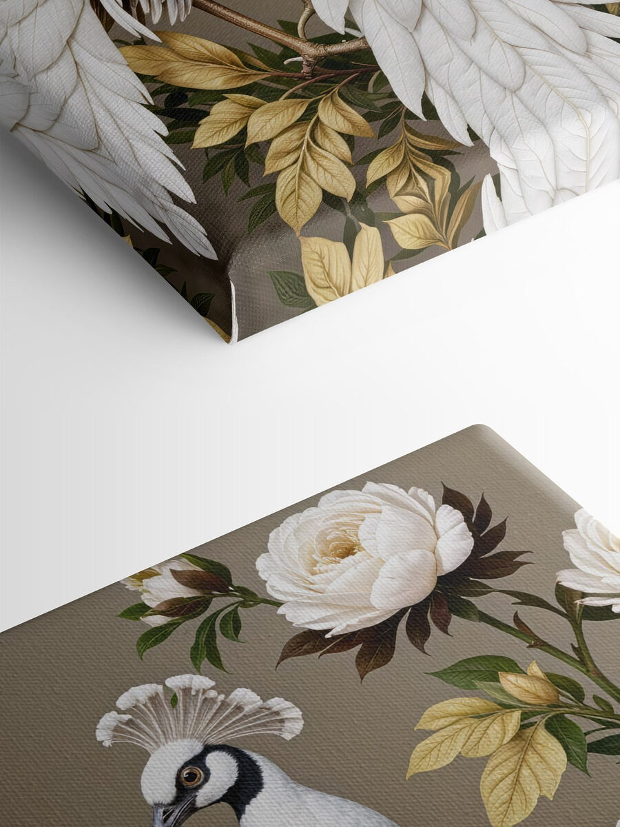 Paar witte pauwen op een tak met bloemen Paar witte pauwen op een tak met bloemen