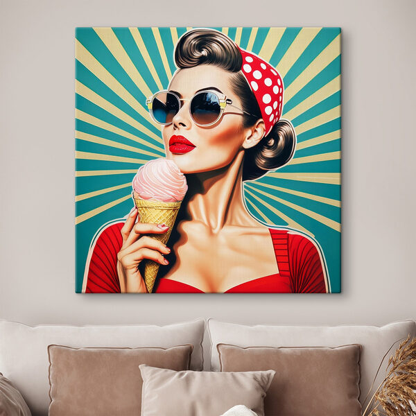Vrouw met een ijshoorntje Vrouw met een ijshoorntje