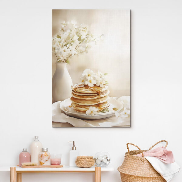 Stapel pannenkoeken met bloemen erop Stapel pannenkoeken met bloemen erop